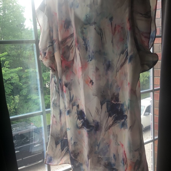 Women’s Lg Cleo blouse. Flattering Vibrant Pattern - Picture 2 of 5